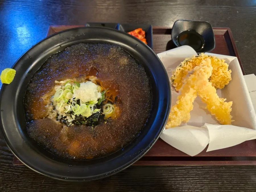 飄著細冰的炸物冷蕎麥麵一碗