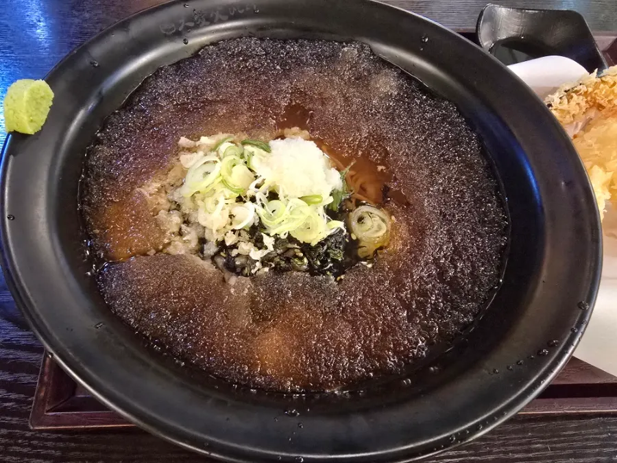 筷子夾起的冷蕎麥麵條