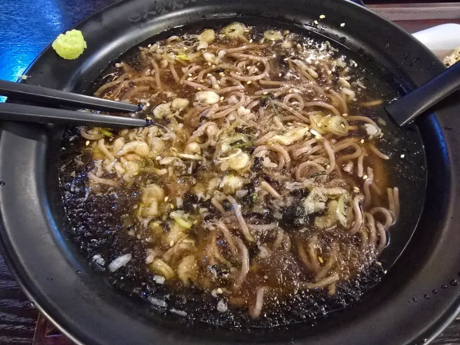 湯已幾乎喝光的冷蕎麥碗