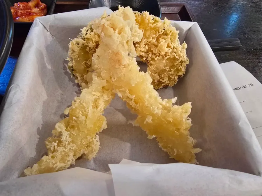 鋪在紙上的炸蝦與炸南瓜