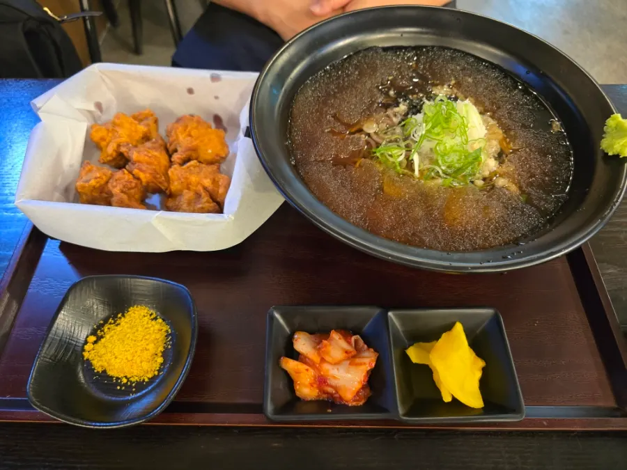朋友點的冷蕎麥麵與唐揚雞套餐