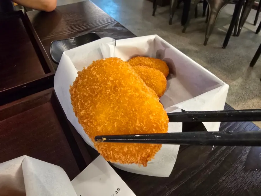加點的配菜可樂餅