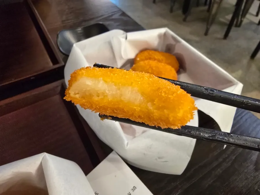 對切開的可樂餅內餡