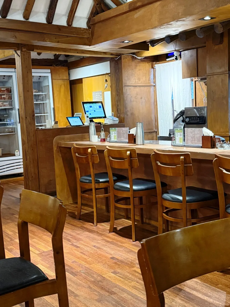 Wolhadong's seating with both bar and table seats