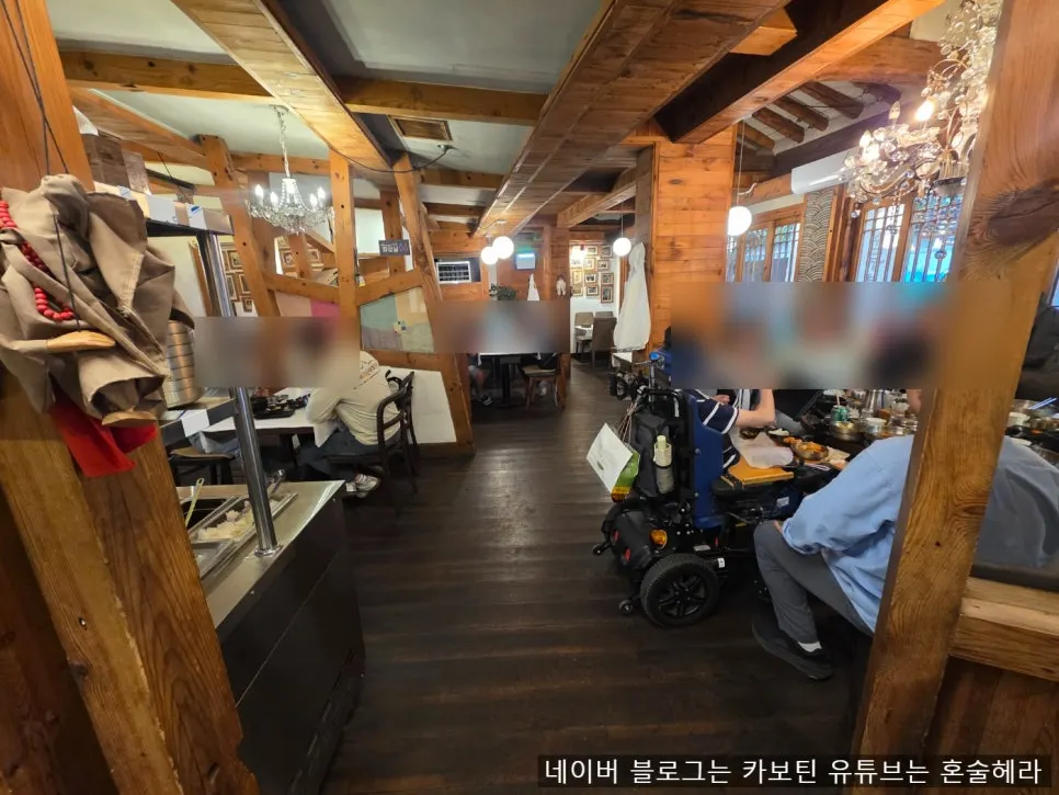 Quiet hanok building housing the restaurant