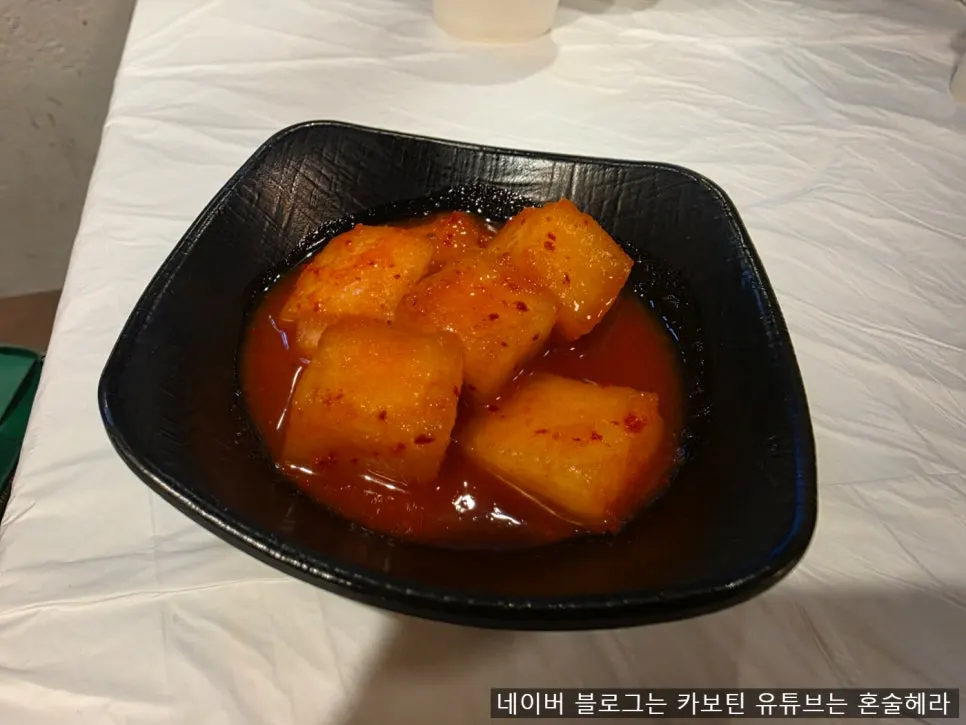 Side dish containers at the self-serve bar
