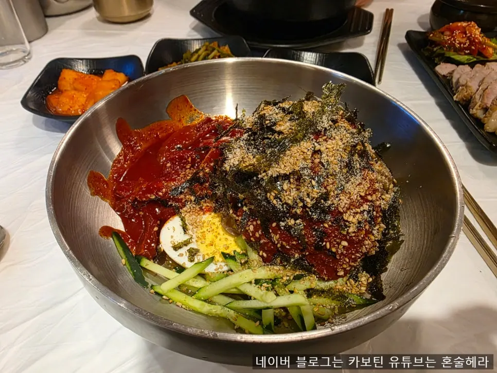 Table setting of bibim makguksu and bossam set