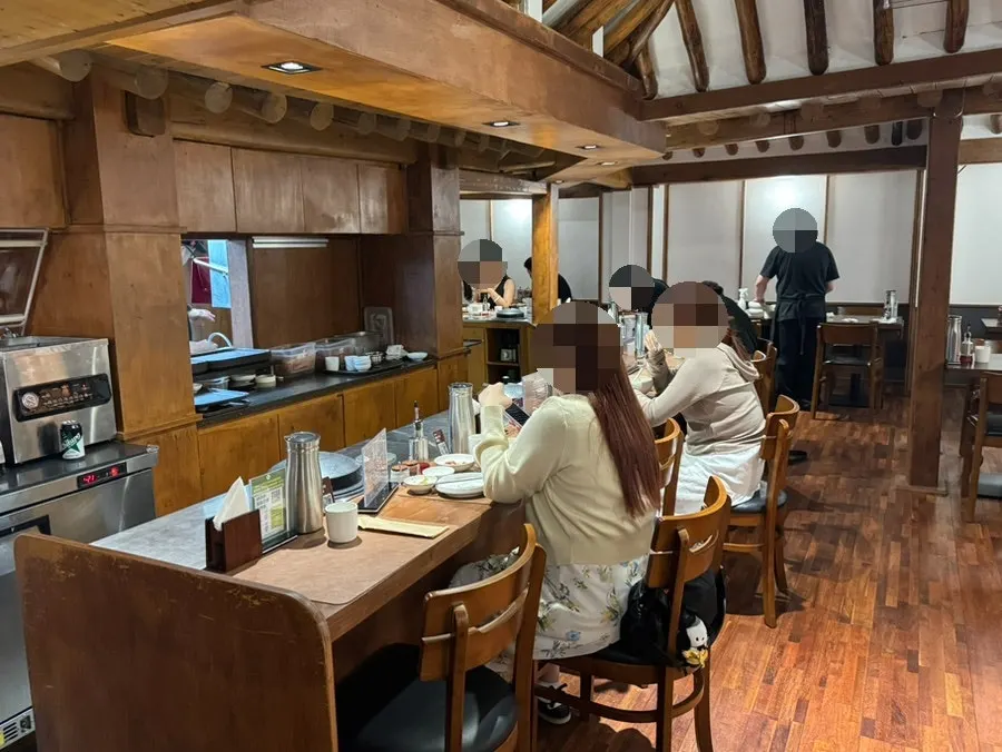 우드톤 인테리어의 월하동 내부 전경