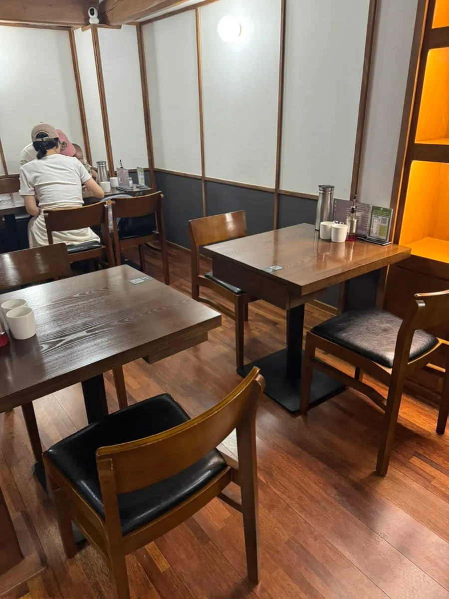 월하동 2인석과 4인석 테이블 좌석