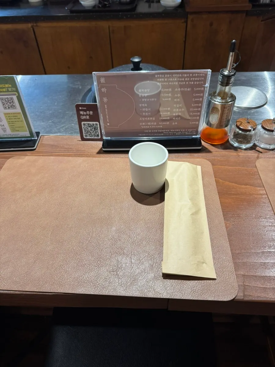 다찌석에서 보이는 월하동 조리 공간