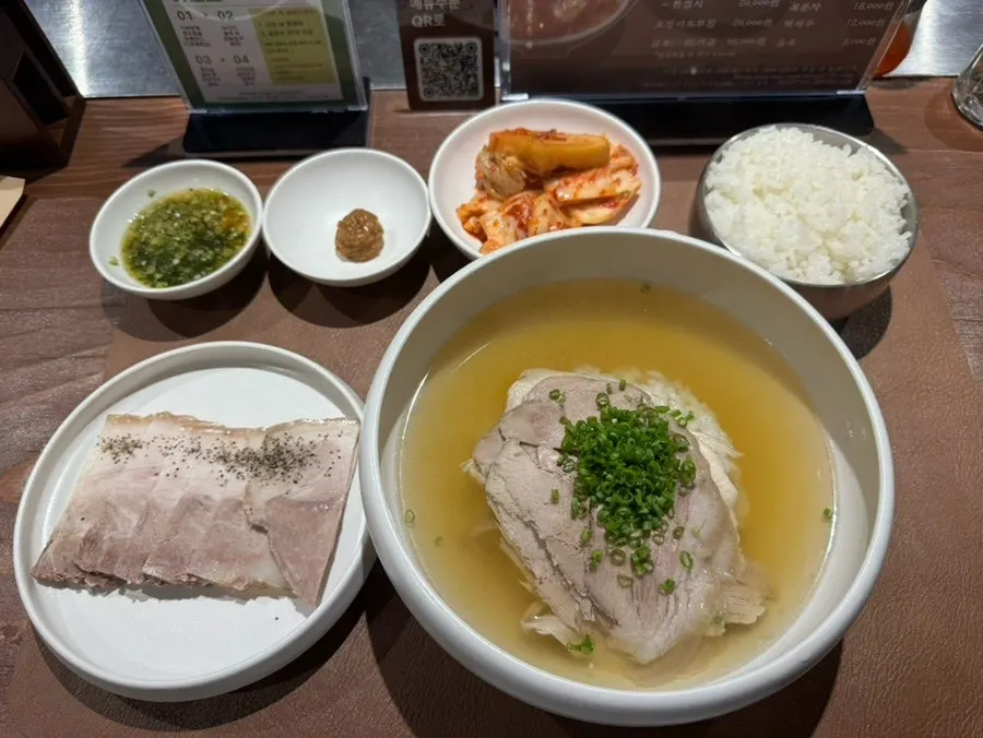월하곰탕과 냉제육 반접시 한상차림