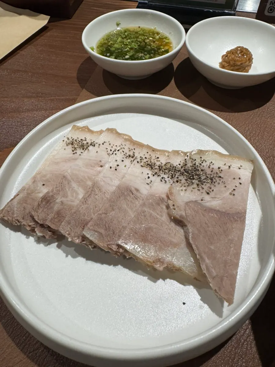 고기와 밥이 담긴 월하곰탕 한 그릇