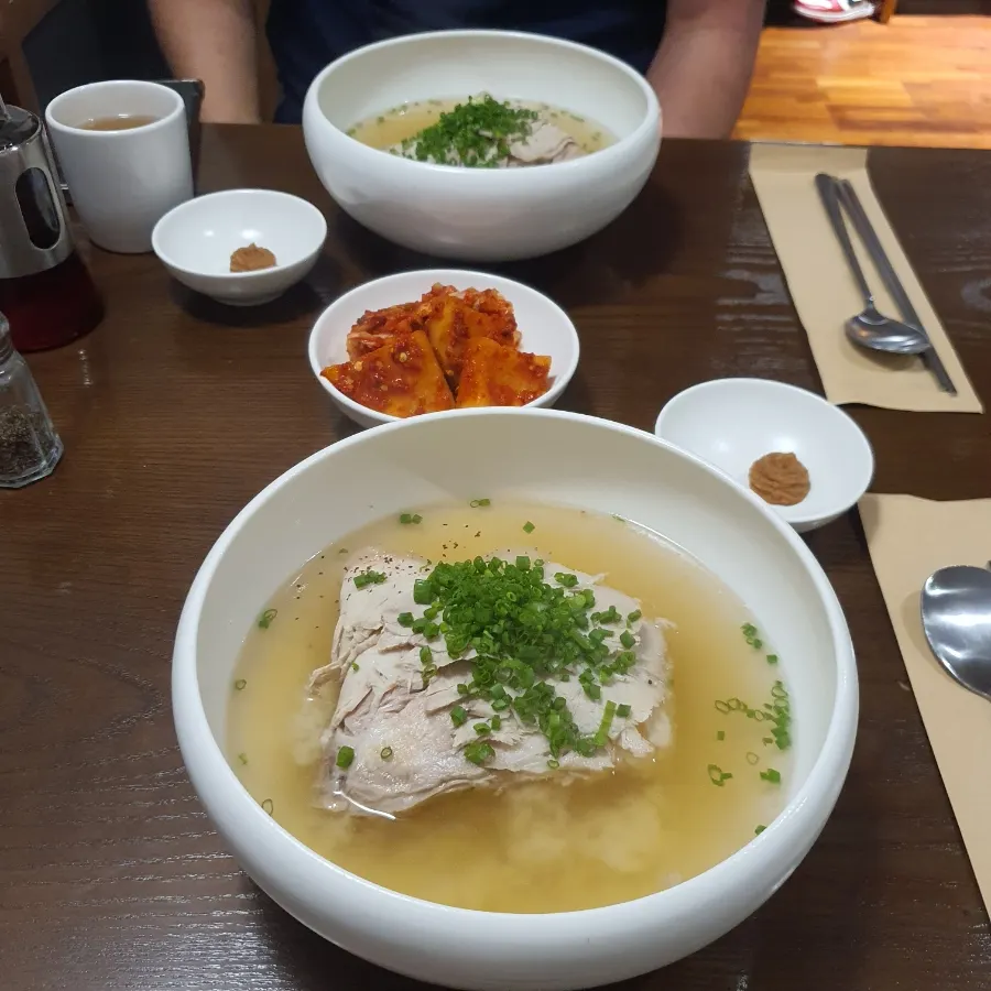 정갈하게 차려진 월하곰탕 한 상