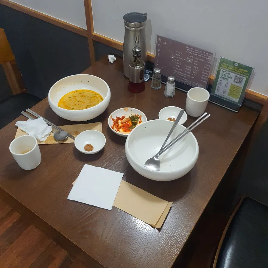 밥과 고기를 거의 다 먹고 국물만 남은 곰탕 그릇