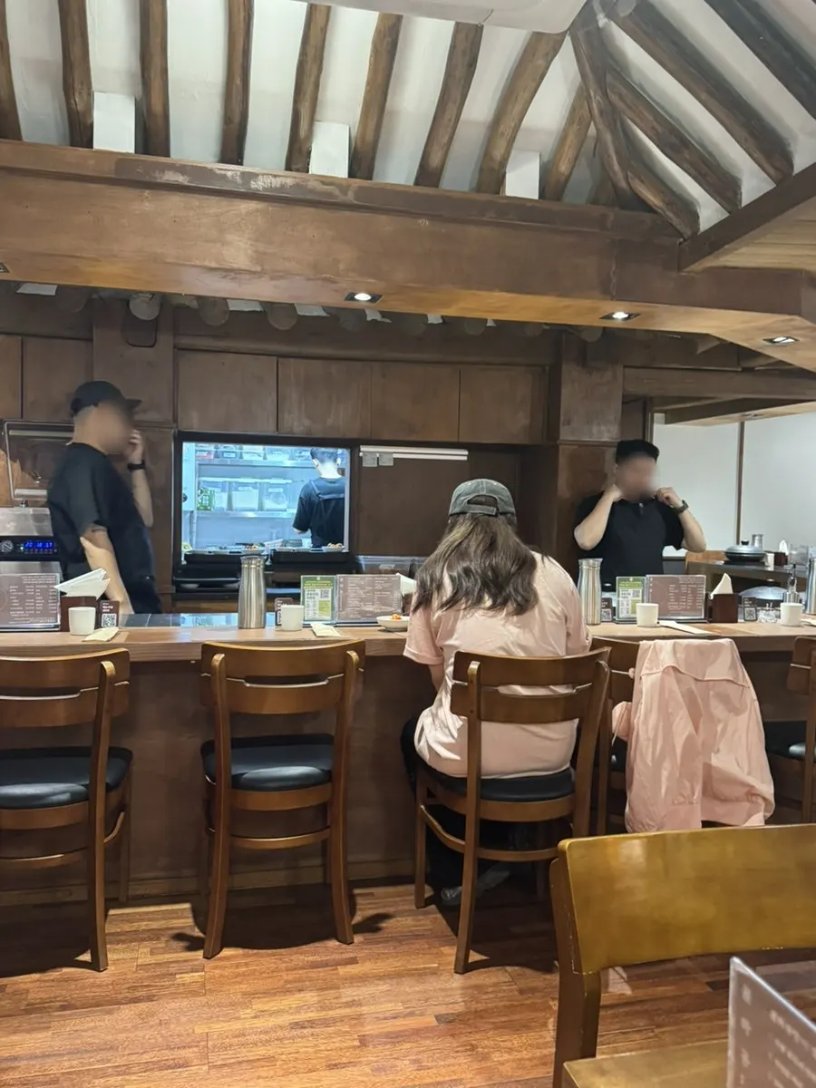 週末の夜、客が座る月下洞の店内全景
