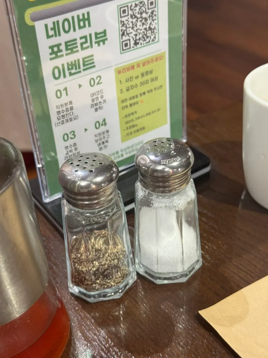テーブルに用意された胡椒と塩