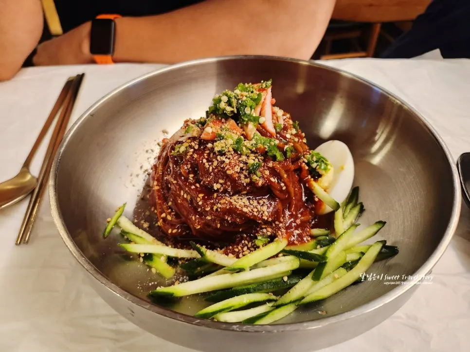 막국수와 비빔밥, 갈비탕이 함께 놓인 상