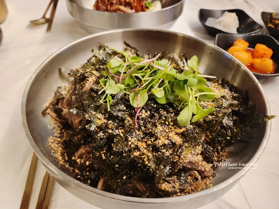 윤기 도는 메밀 비빔막국수 한 그릇