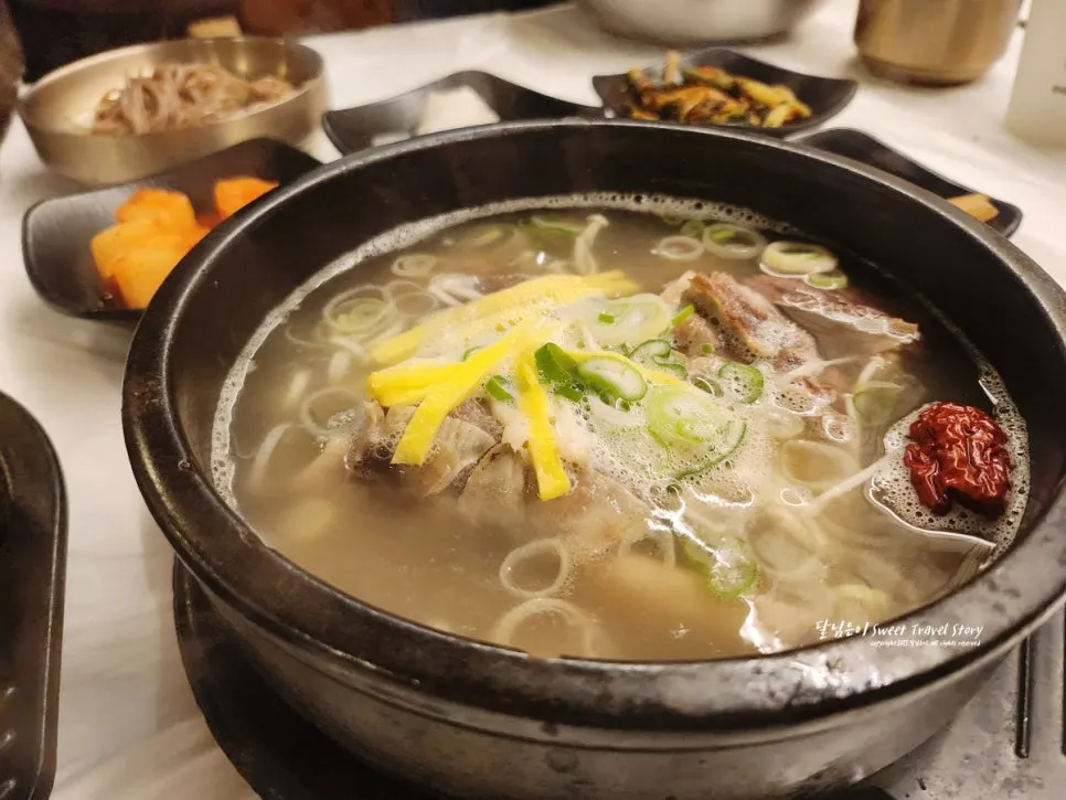 국물 넉넉한 갈비탕 뚝배기