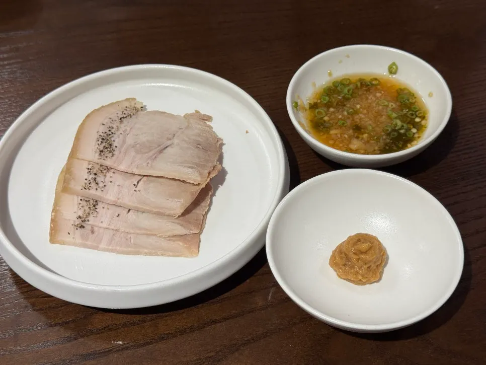 Wolha gomtang and cold pork served together