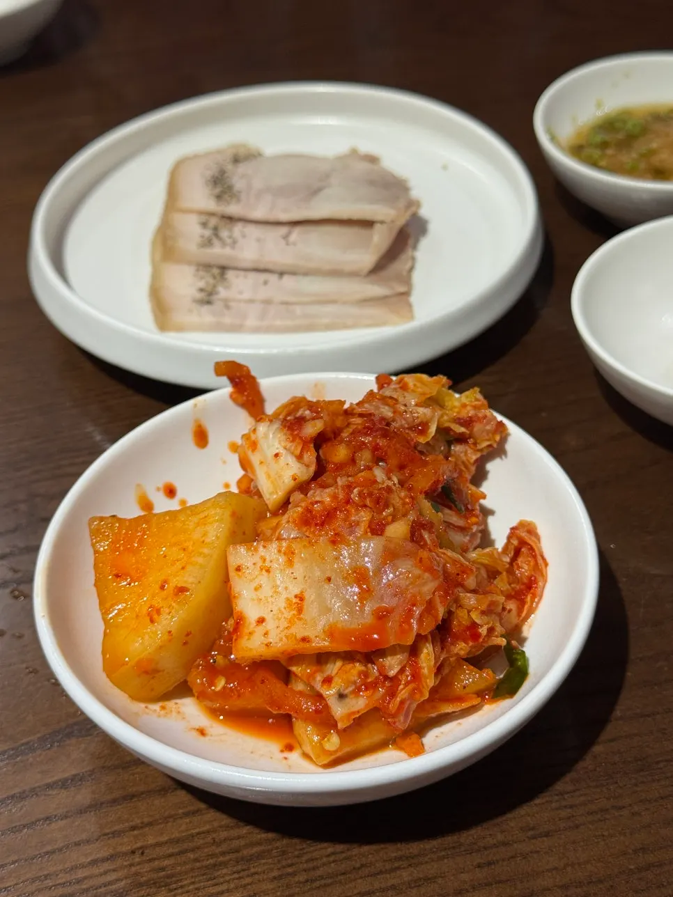 Seokbakji and kimchi served with the gomtang