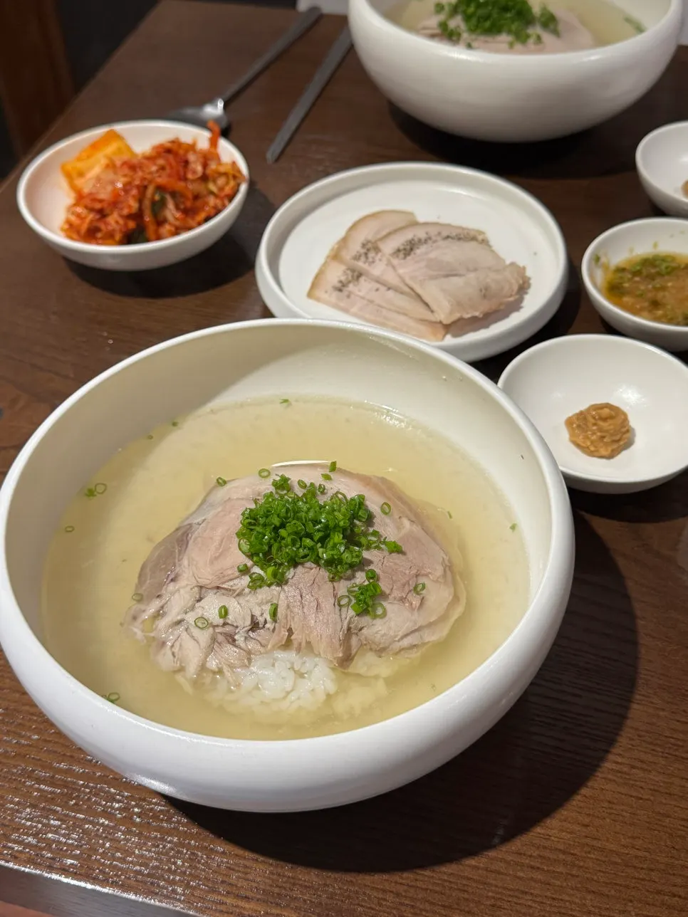 Cold pork plate served with dipping sauce