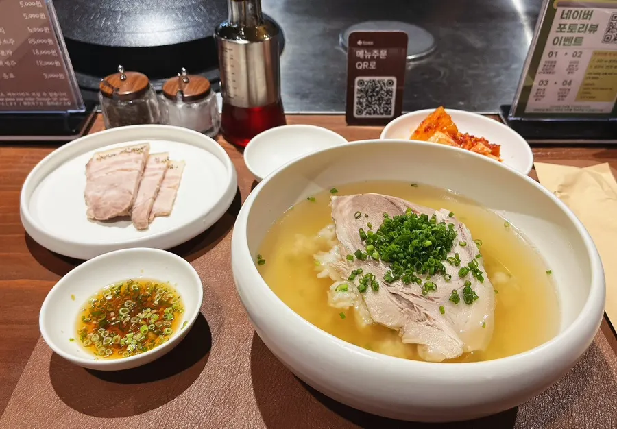 Hanok gomtang restaurant Wolhadong in an Insadong alley