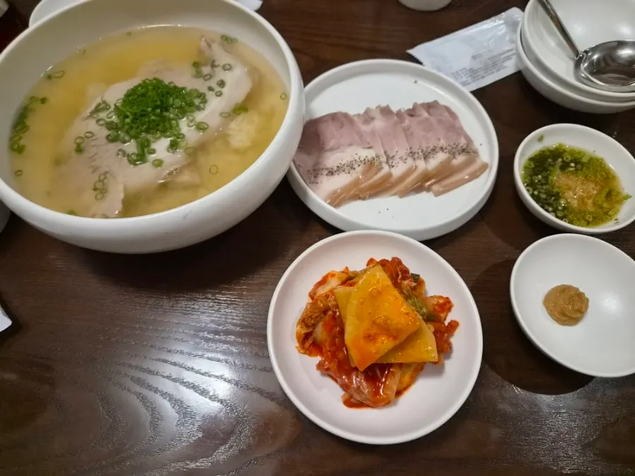국내산 재료로 담근 김치와 깍두기