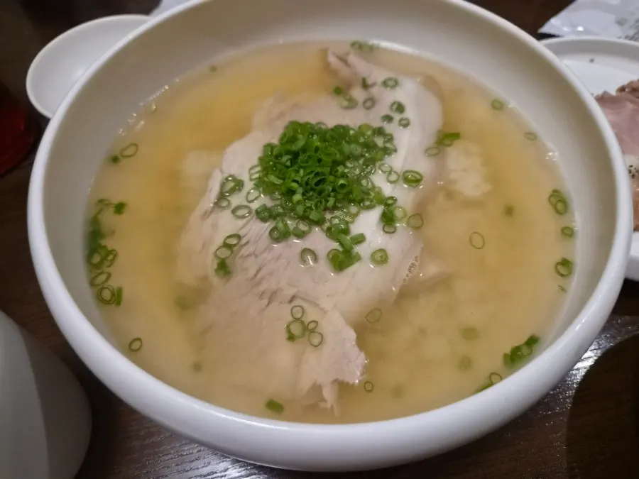 정갈하게 차려진 곰탕 상차림