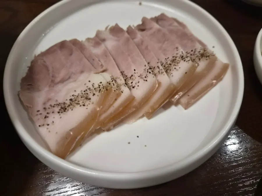 곰탕 속 얇게 썬 돼지고기