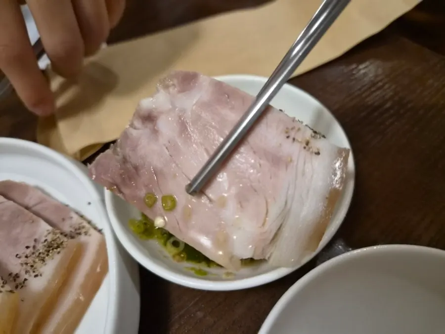 얇게 썰어 낸 냉제육 반접시