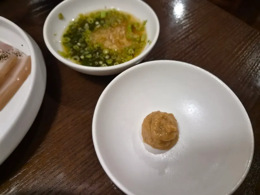 냉제육을 소스에 찍어 먹는 모습
