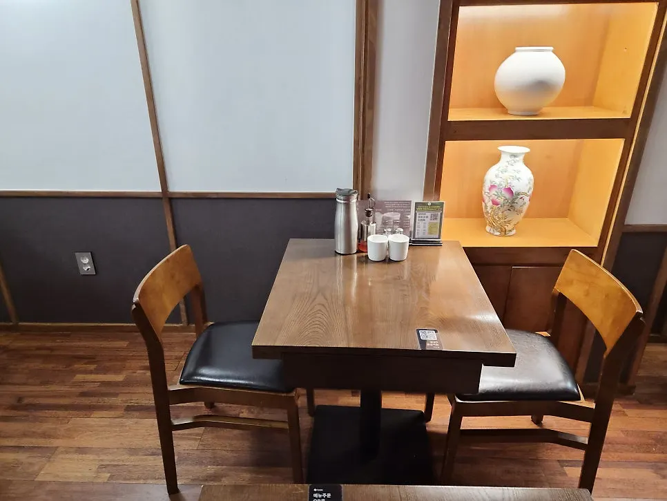 나무 서까래가 드러난 월하동 실내 천장