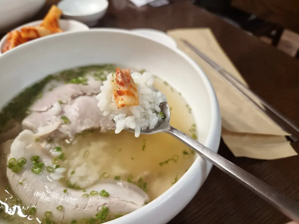 아삭한 깍두기가 담긴 반찬 그릇