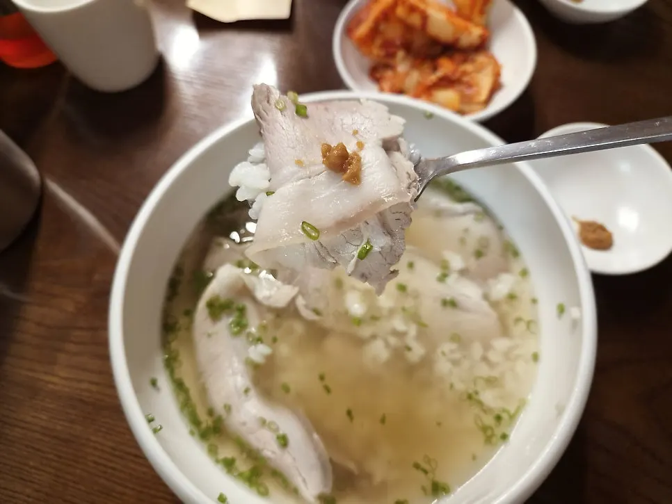 밥이 말려 나온 월하곰탕 온반