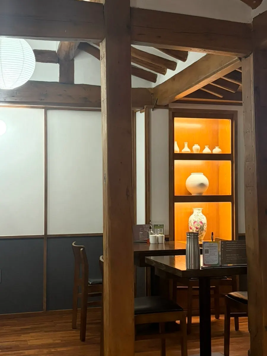 Bar-table seating at Wolhadong
