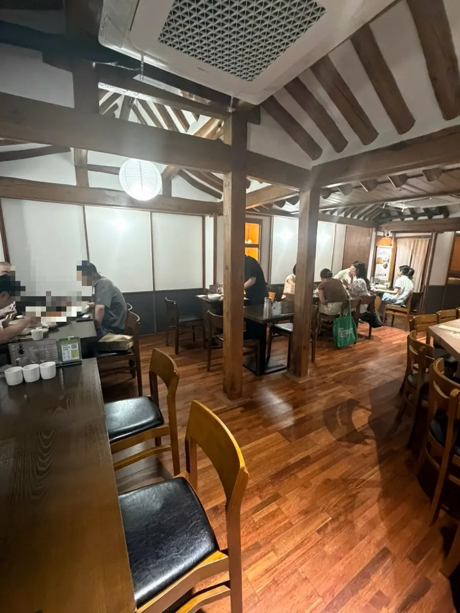 Calm hanok interior design at Wolhadong
