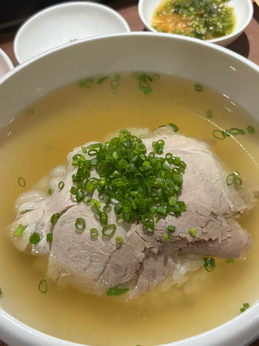 Clear pork gomtang topped with green onion at Wolhadong