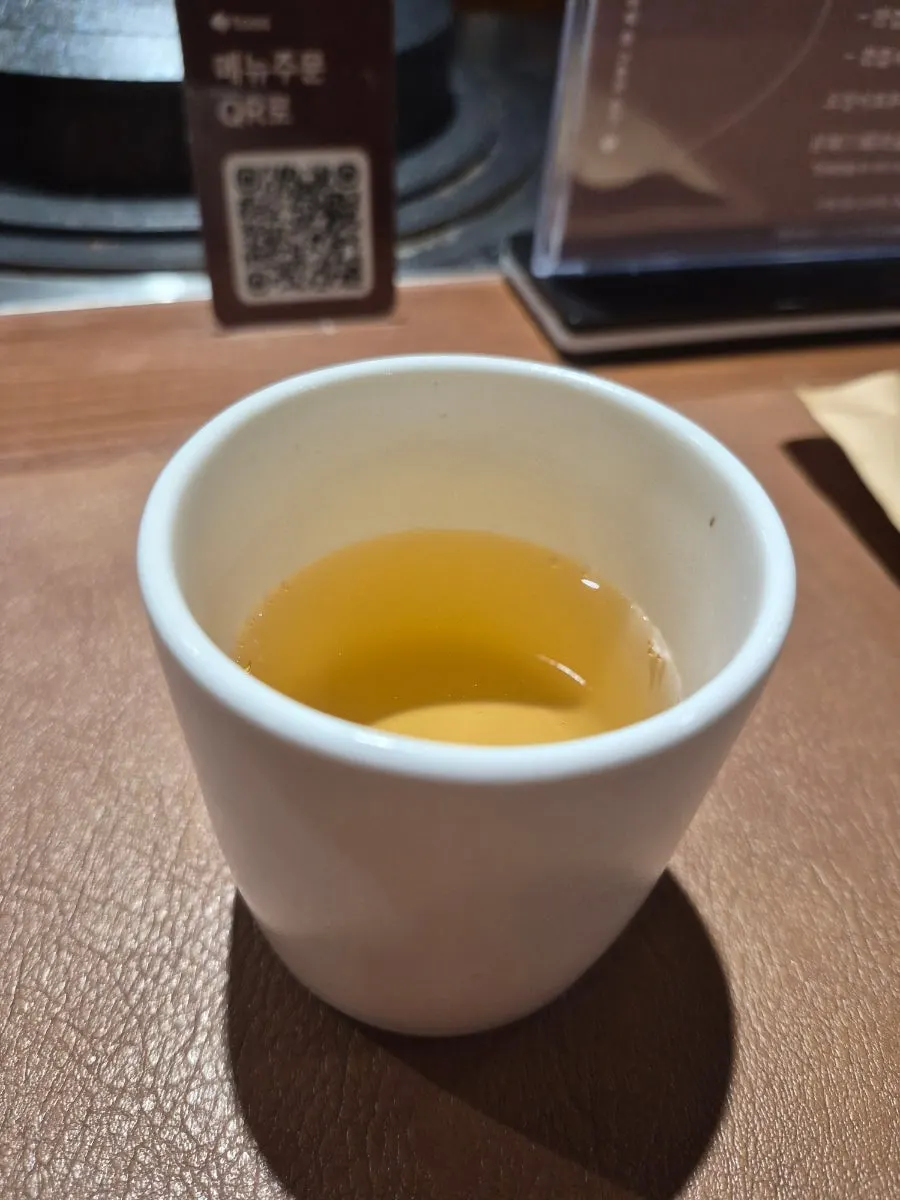 월하동 테이블에 놓인 직접 우려낸 따뜻한 차
