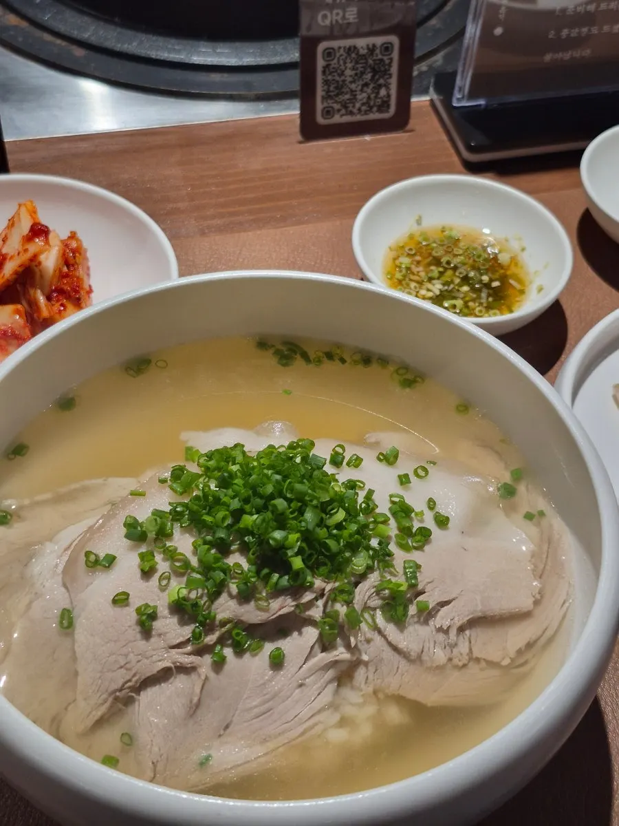맑은 돼지곰탕 국물과 얇게 썬 고기