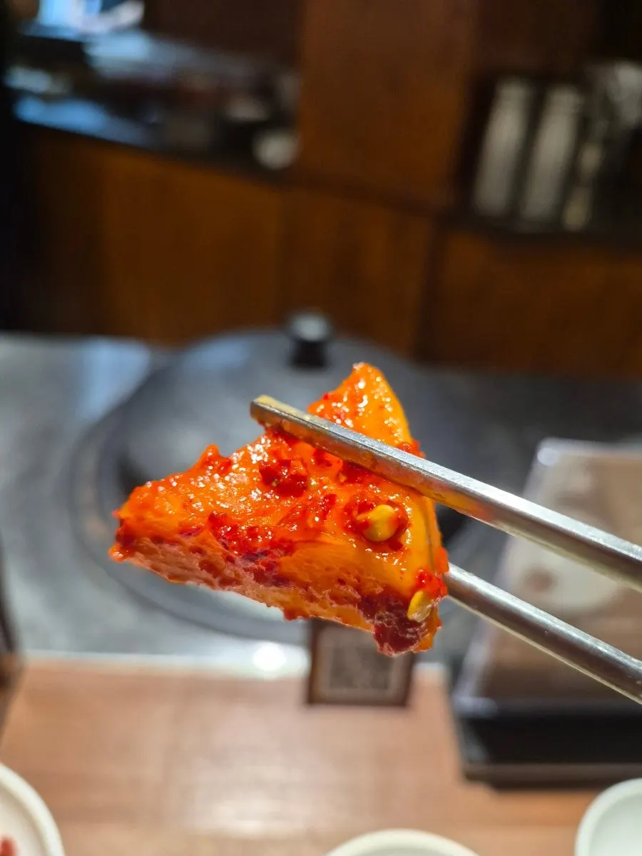 곰탕에 곁들인 깍두기와 김치 한 점