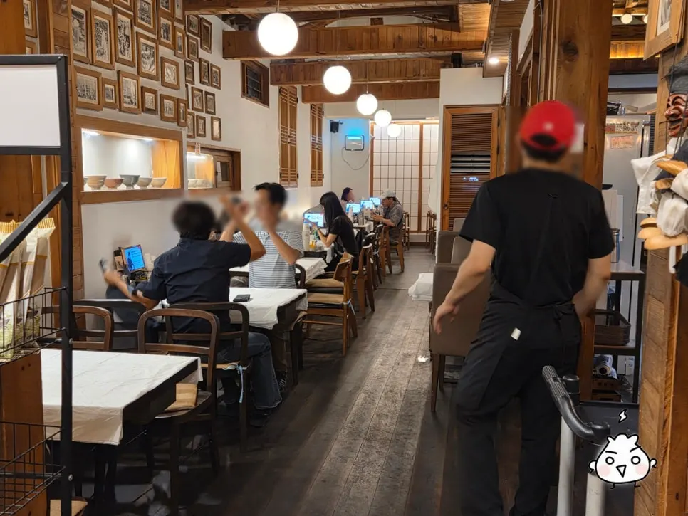 한옥풍으로 꾸며진 매장 내부 좌석