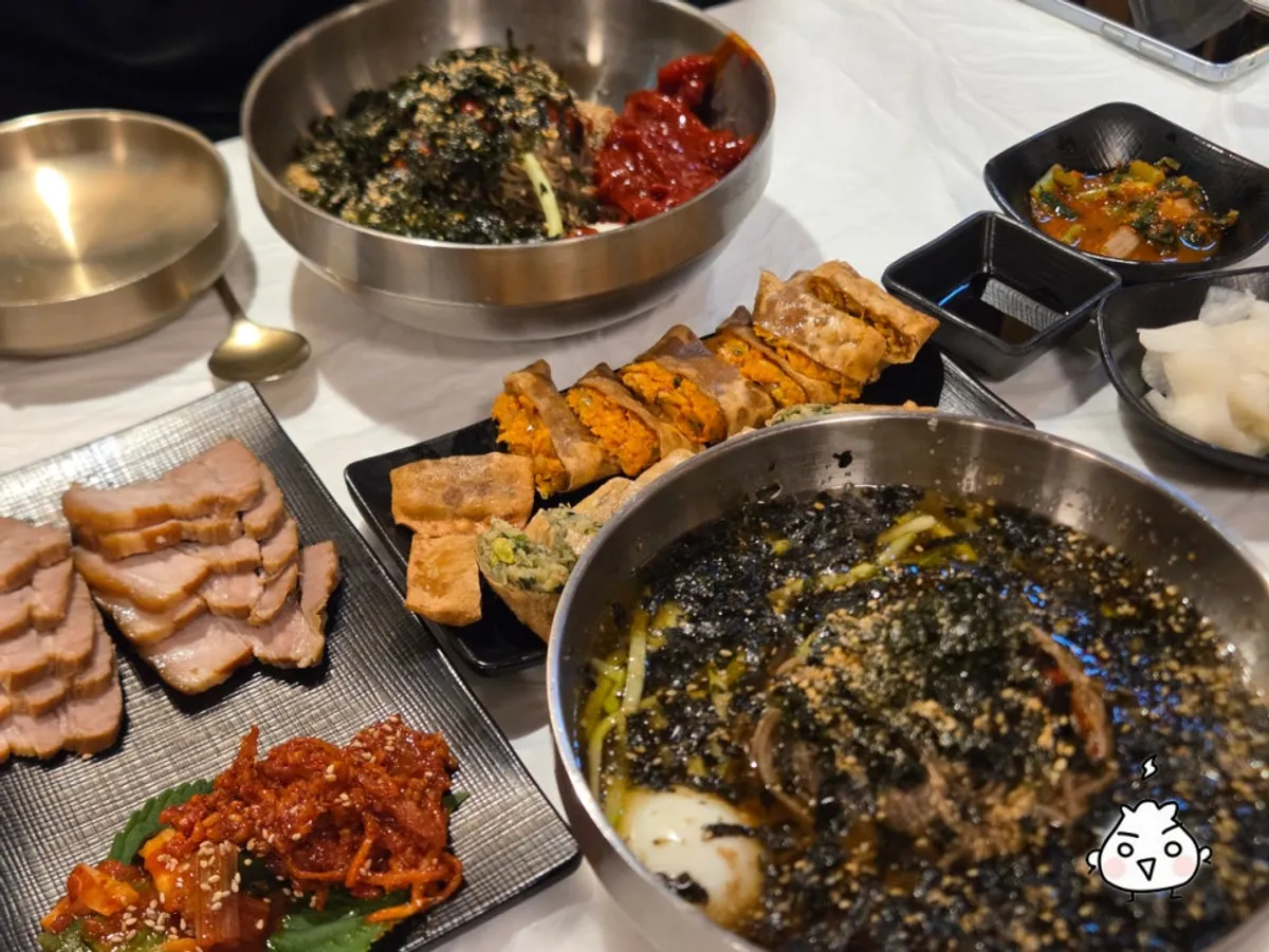 막국수와 수육이 차려진 2인세트 상차림