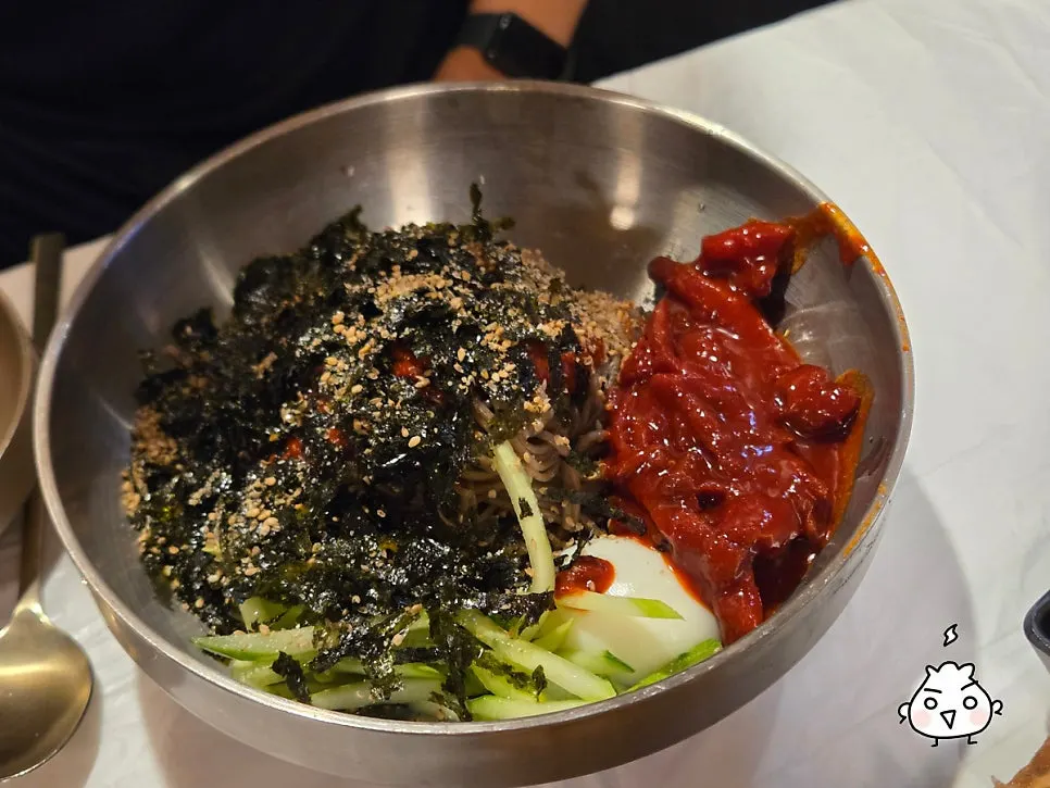 다시마 간장 육수의 물막국수 한 그릇