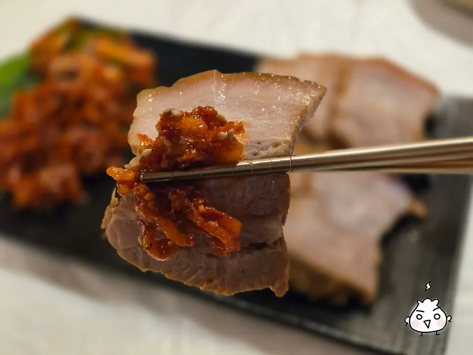 까막장으로 삶아낸 삼겹살 수육 접시