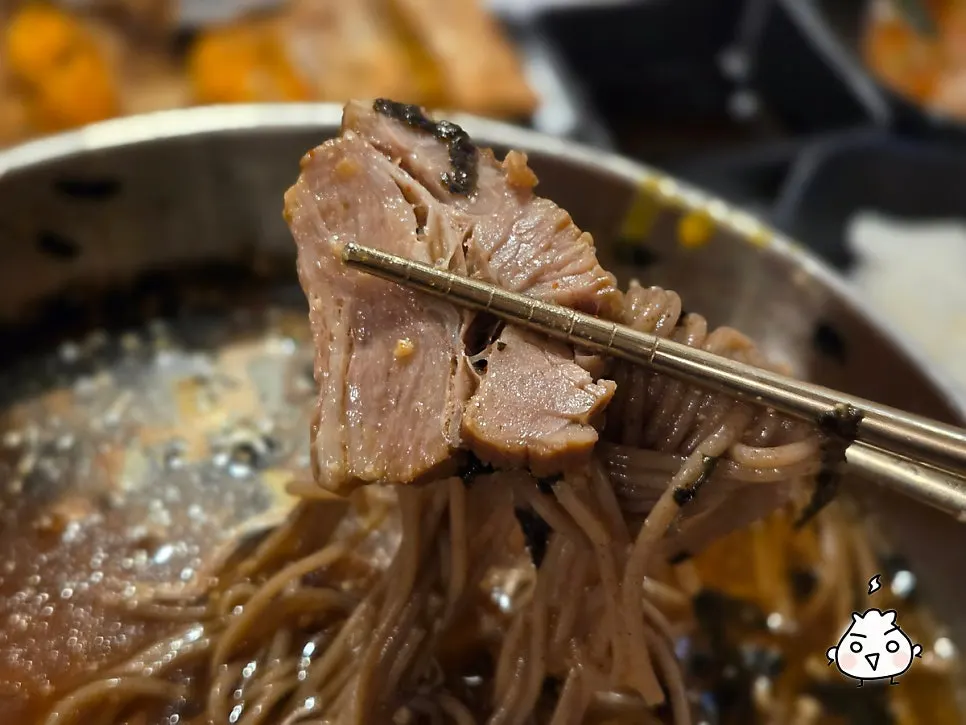 부드러운 수육 한 점 클로즈업