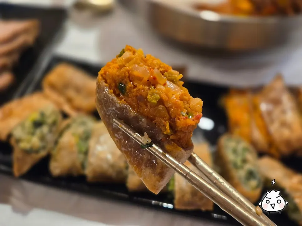 속이 보이는 김치 메밀전병 단면