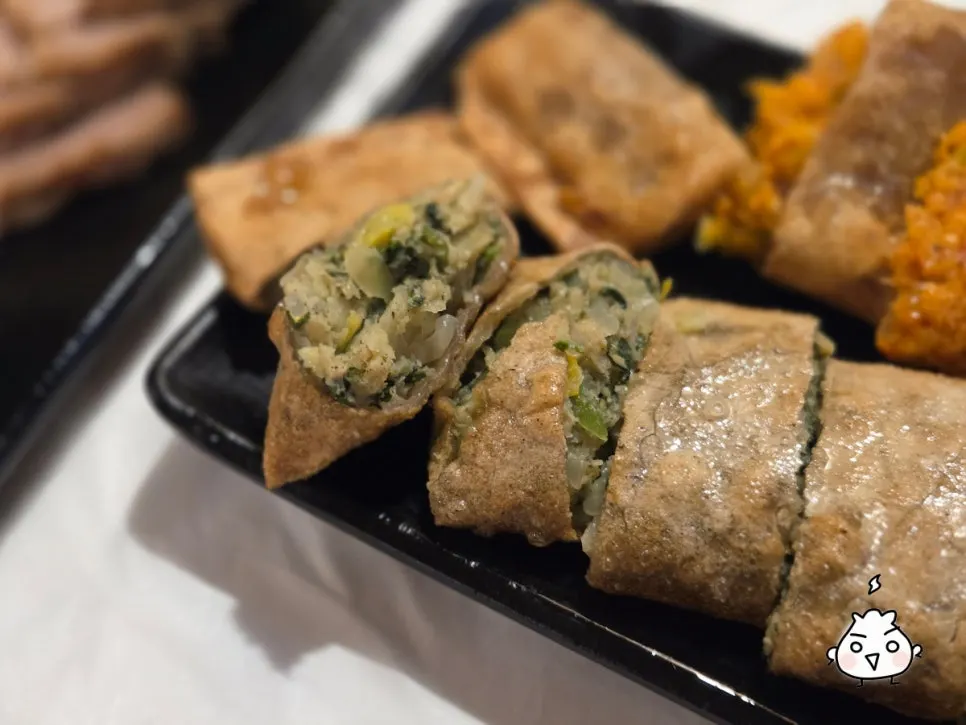 막국수와 수육, 전병이 함께 놓인 한 상