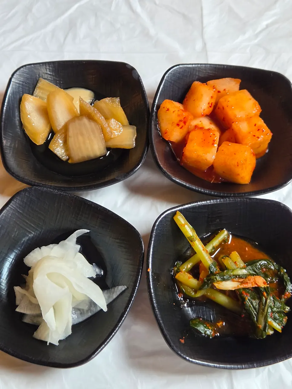 Basic side dishes including kkakdugi and yeolmu kimchi