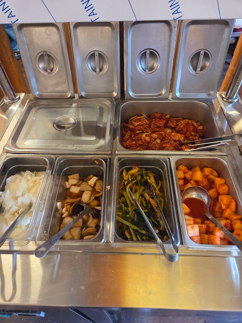 Self-service bar for additional side dishes
